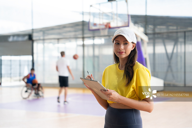 女教练监督包容性篮球训练图片素材