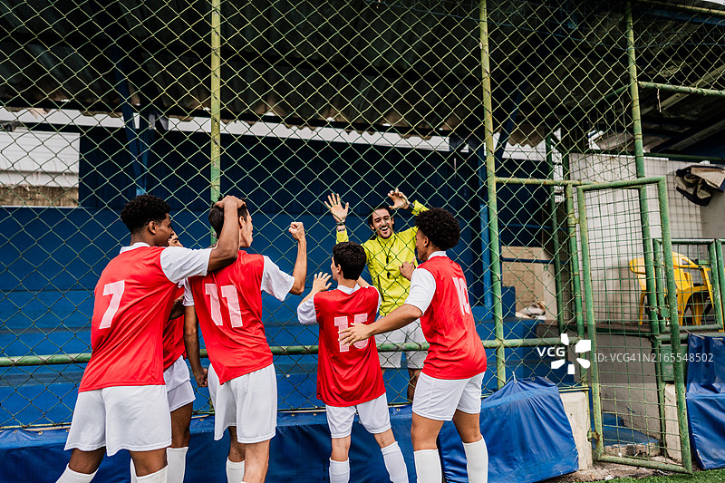 足球运动员在球场上庆祝进球图片素材