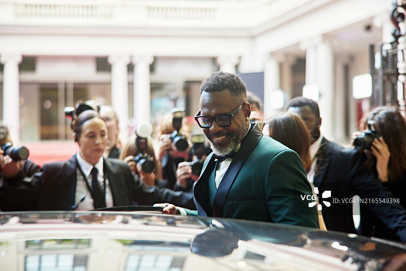 在娱乐活动中下车的男名人图片素材