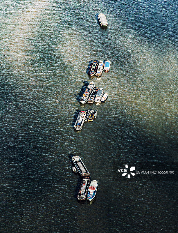 船只和驳船的鸟瞰图图片素材