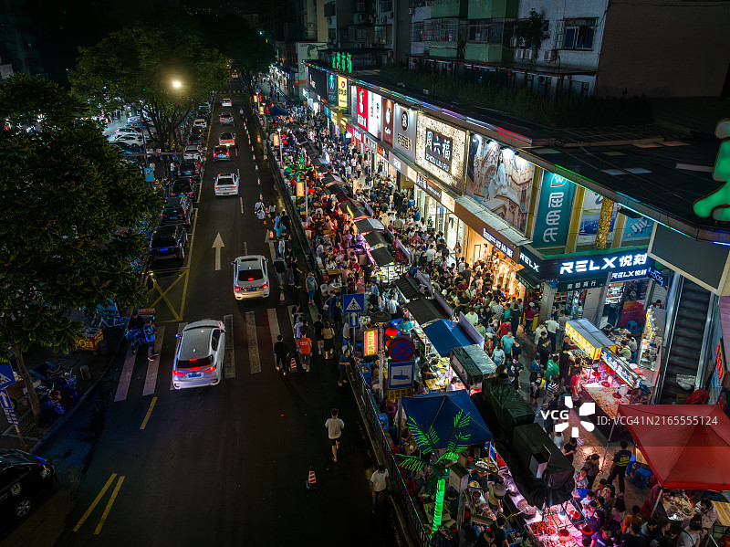 从中国珠海上方俯瞰，拥挤的夏湾夜市，遍布美食摊位和商店图片素材