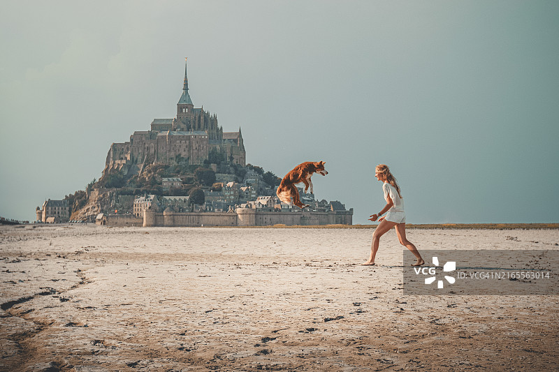 年轻女子在圣米歇尔山度假图片素材