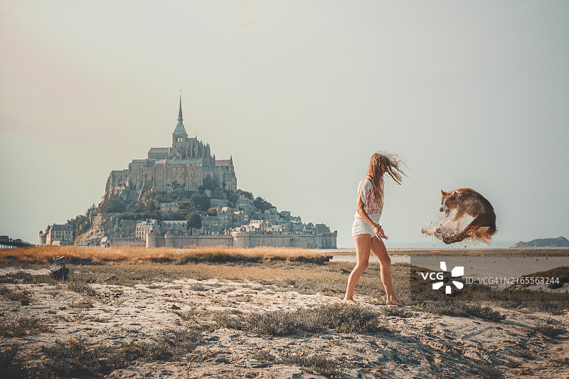 年轻女子在圣米歇尔山度假图片素材