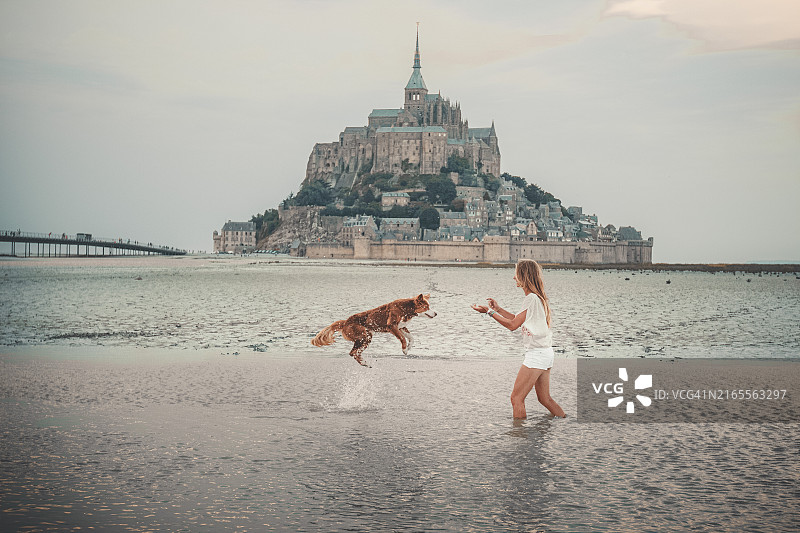 年轻女子在圣米歇尔山度假图片素材