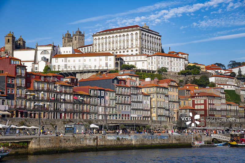 从加亚新城越过杜罗河的里韦拉，葡萄牙波尔图图片素材