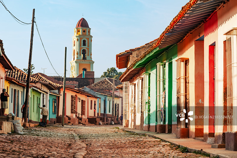 古巴特立尼达色彩缤纷的街道与历史悠久的钟楼图片素材