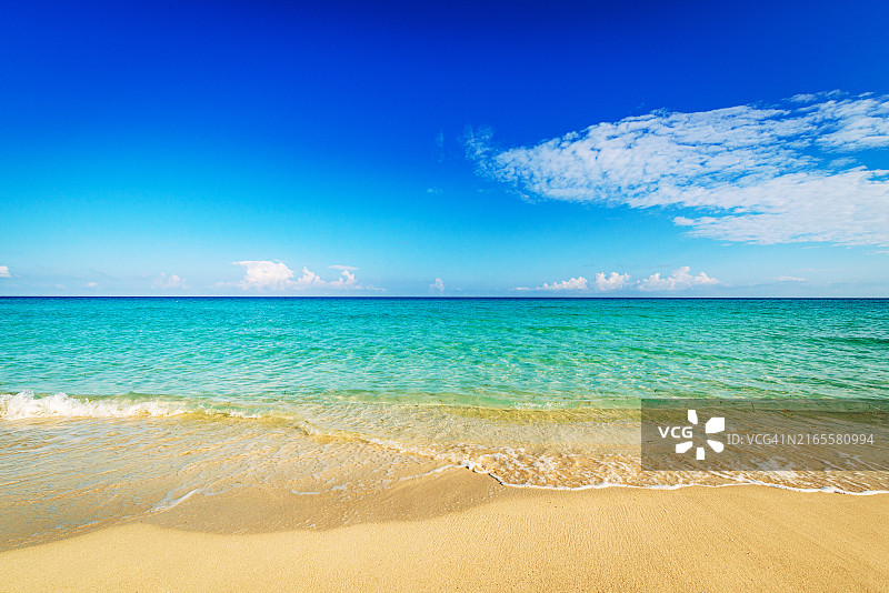 古巴巴拉德罗美丽的宁静海滩，海水清澈湛蓝图片素材