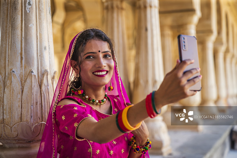 在斋浦尔市自拍的年轻印度女孩图片素材