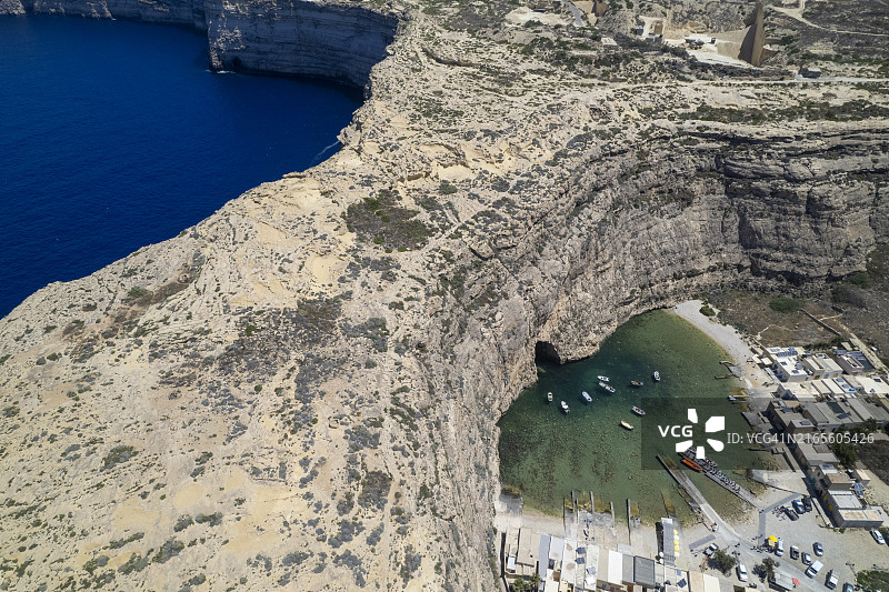 平静的海湾、悬崖和码头鸟瞰图图片素材