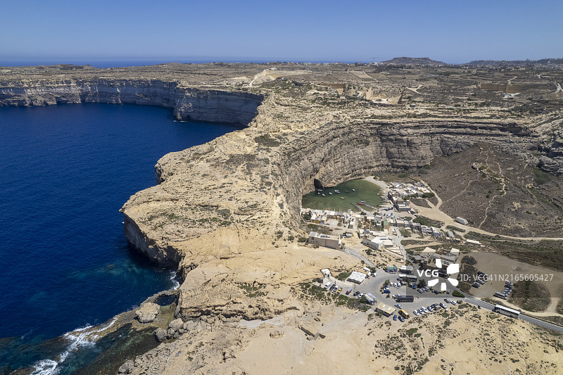 平静的海湾、悬崖和码头鸟瞰图图片素材
