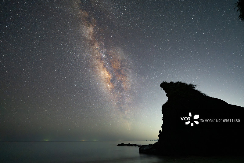 夜空沙滩之上的银河图片素材