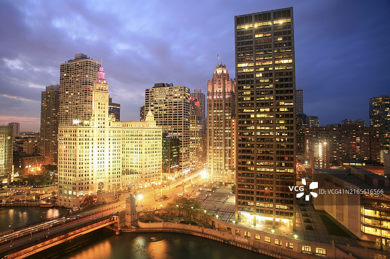 夜幕下的芝加哥密歇根大街图片素材