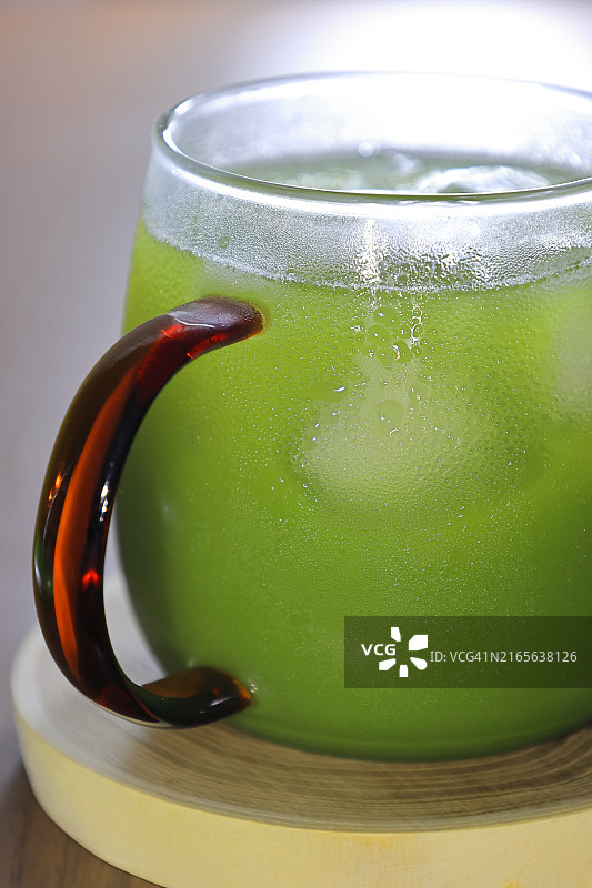 透明咖啡杯中的冰抹茶，冰块绿茶特写图片素材