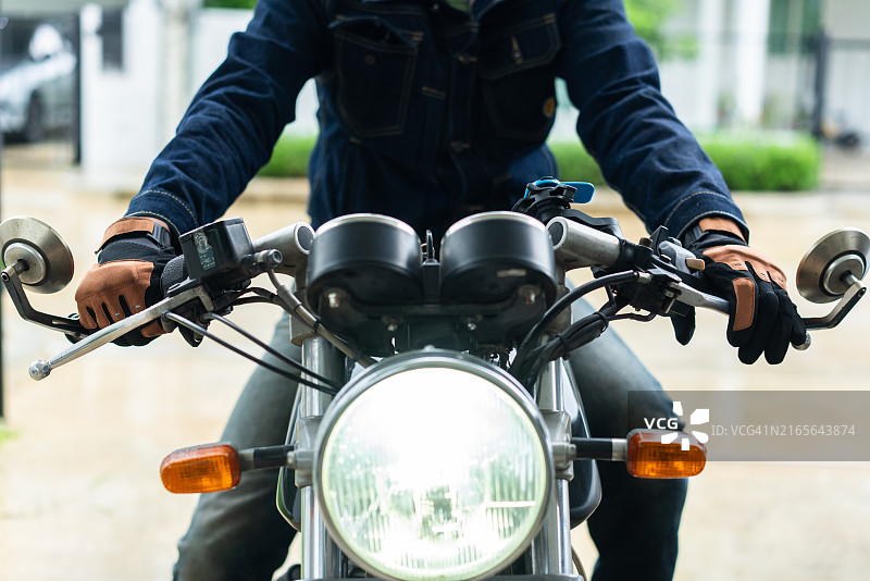 开启前照灯的摩托车手图片素材