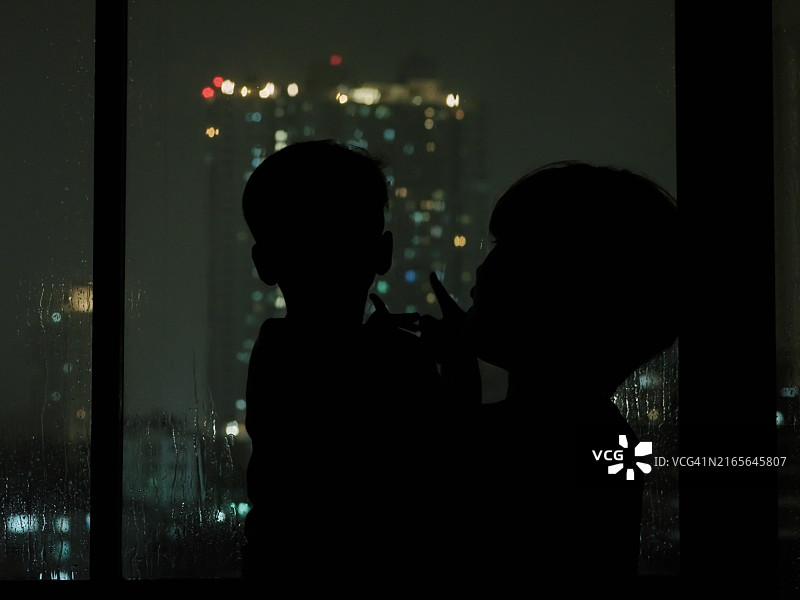 下雨天里的母子图片素材