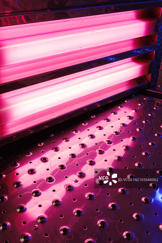 粉色霓虹灯点缀金属板图片素材