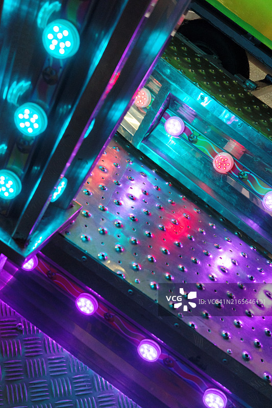 红色、紫色和浅蓝色霓虹灯光金属反射图片素材