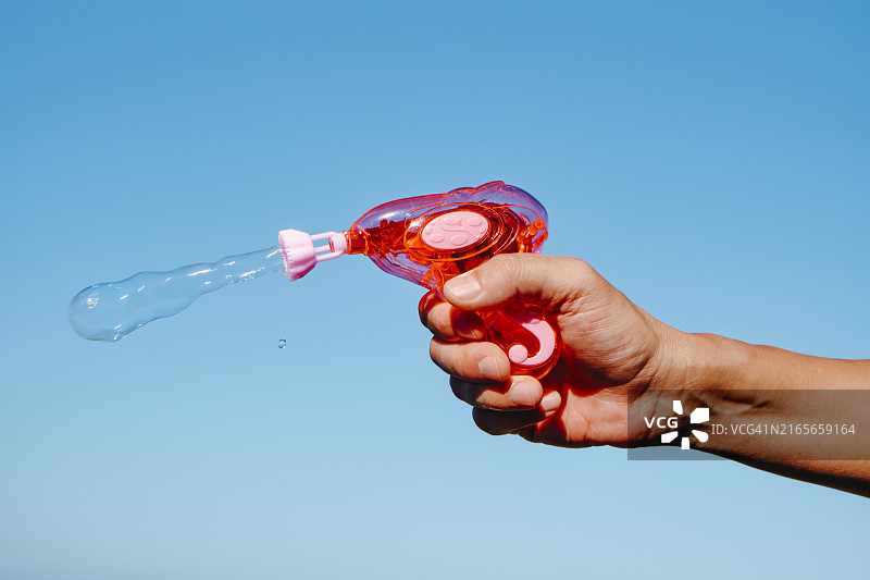 男人玩泡泡枪图片素材