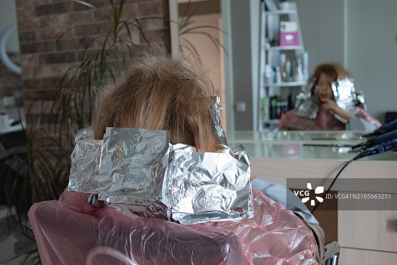 在理发店染发图片素材