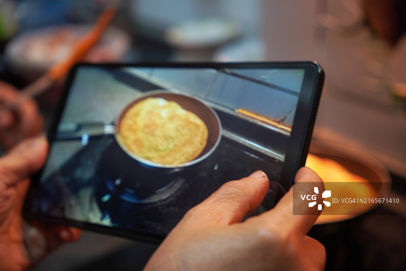 平板电脑拍摄攀援金合欢蛋饼图片素材