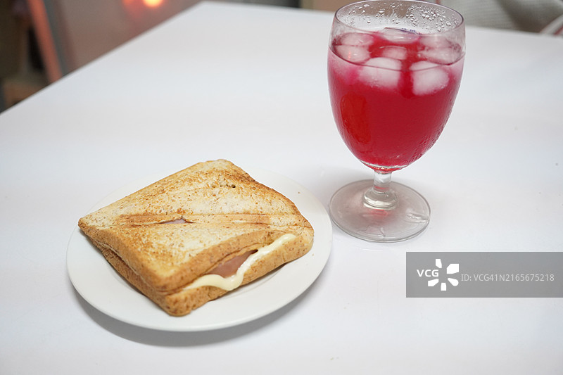 火腿奶酪配面包和沙叻柠檬苏打图片素材