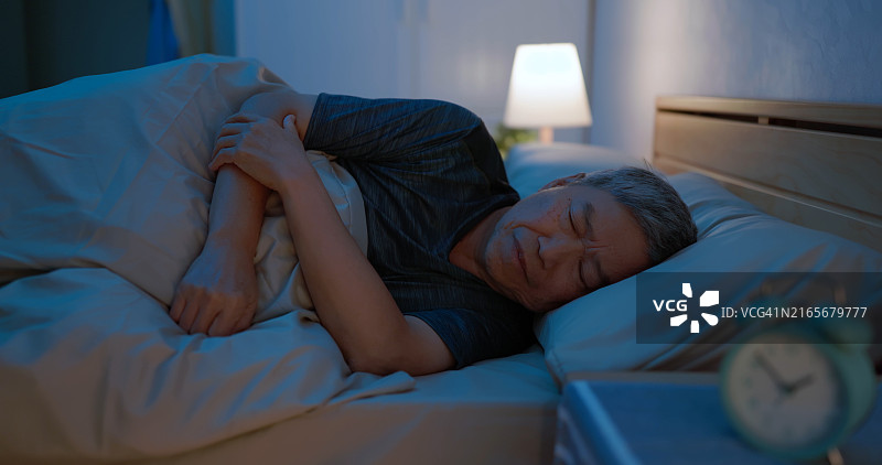 夜晚失眠的老人图片素材