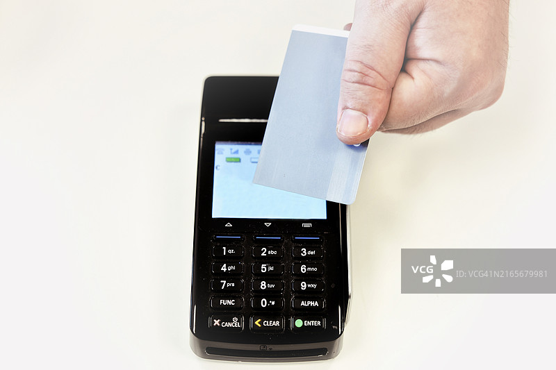 NFC非接触支付：店内信用卡交易图片素材