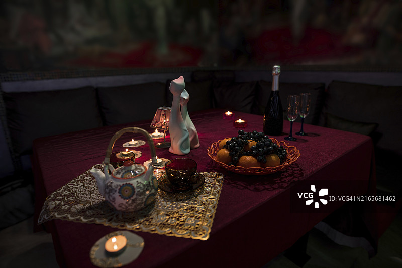 桑拿休息室茶桌布置，香槟水果蜡烛图片素材