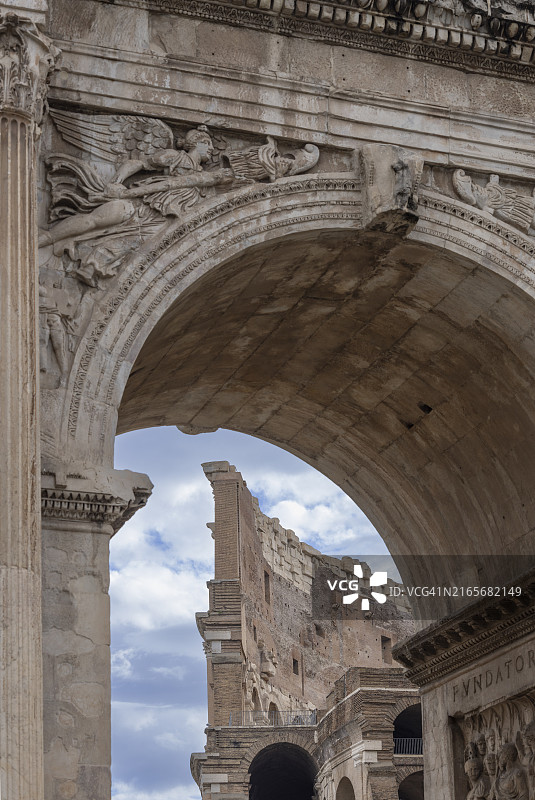 透过君士坦丁凯旋门看罗马斗兽场，意大利图片素材