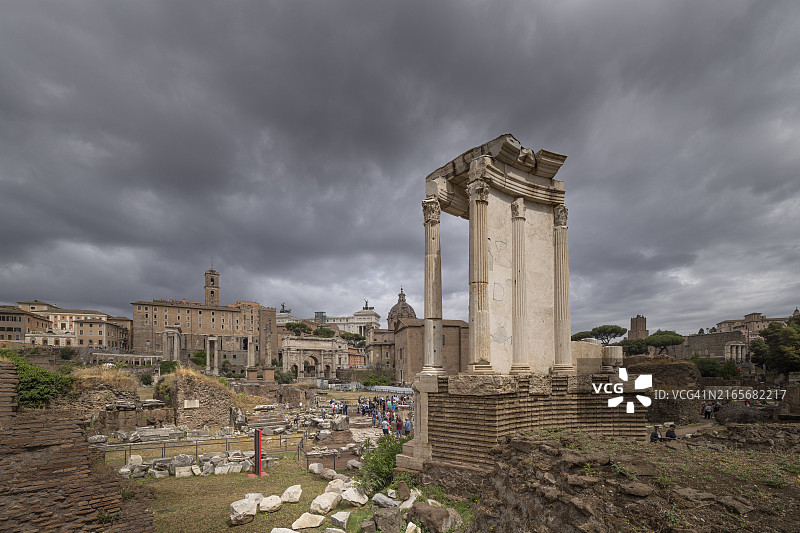 罗马广场的维斯帕先和提图斯神庙及圣卢卡和马蒂娜教堂，意大利拉齐奥罗马图片素材