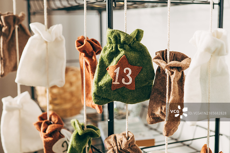 手工制作降临节日历，挂在绳子上的礼品袋，环保圣诞礼物DIY图片素材