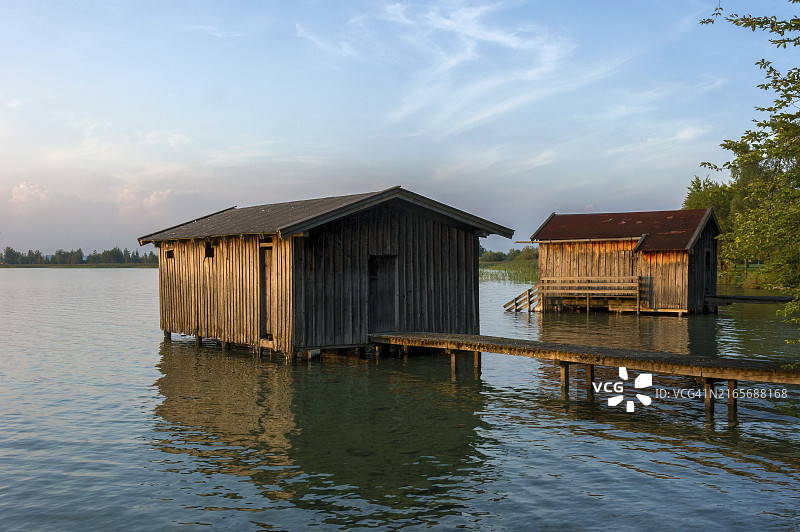 科赫尔湖的船屋和木制码头，日落时分，德国巴伐利亚阿尔卑斯山麓图片素材