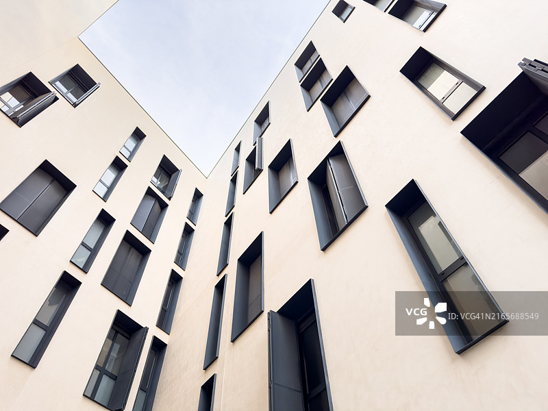 从现代建筑庭院向上看图片素材