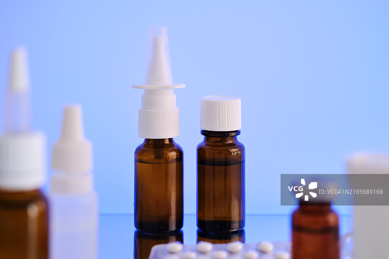 蓝色背景上的药片图片素材