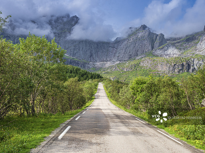 挪威罗弗敦群岛努斯峡湾的陡峭花岗岩悬崖图片素材
