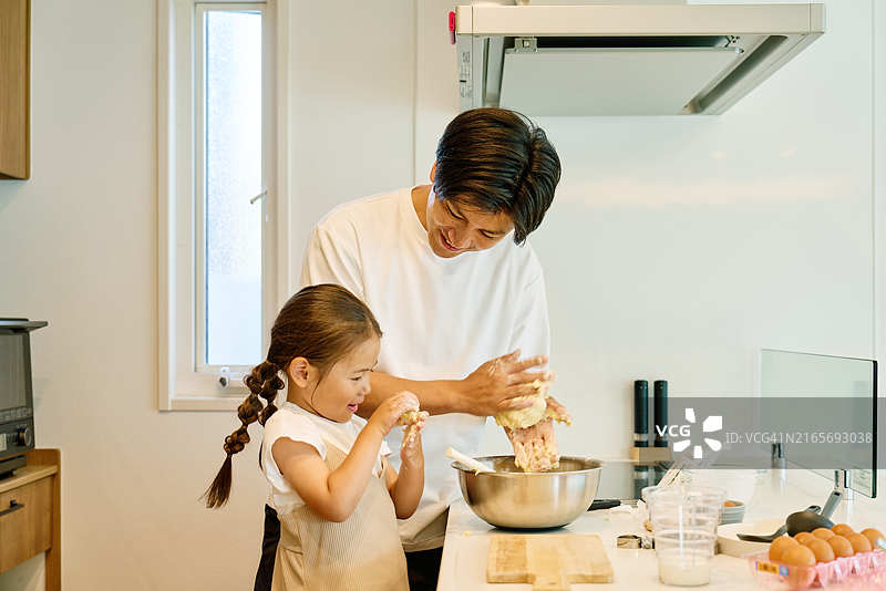 父女一起做甜点的欢乐时光图片素材