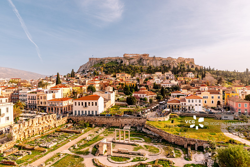 雅典卫城和普拉卡历史区晴天鸟瞰图图片素材