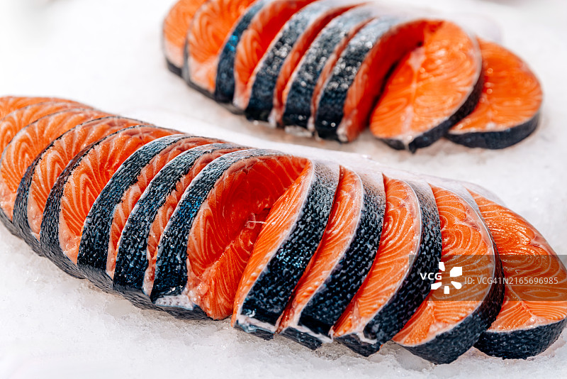 鱼市上出售的新鲜切割的三文鱼图片素材