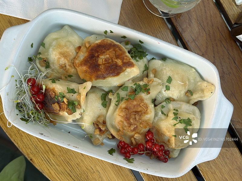 碗中传统波兰饺子Pierogi特写图片素材