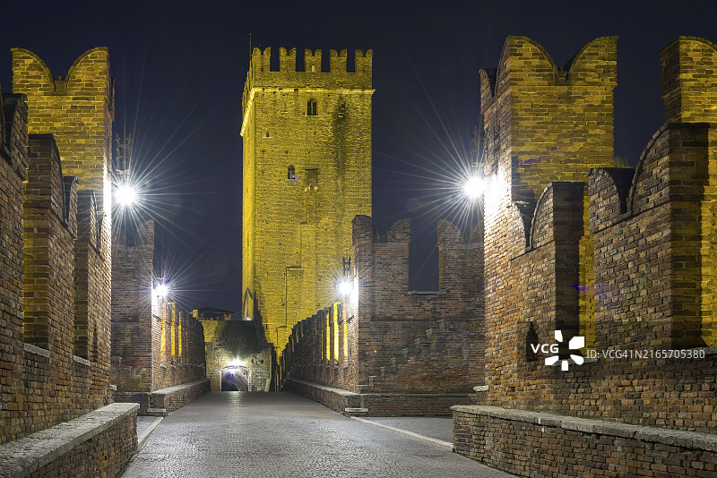 夜晚的维罗纳地标：卡斯特维奇奥中世纪桥图片素材