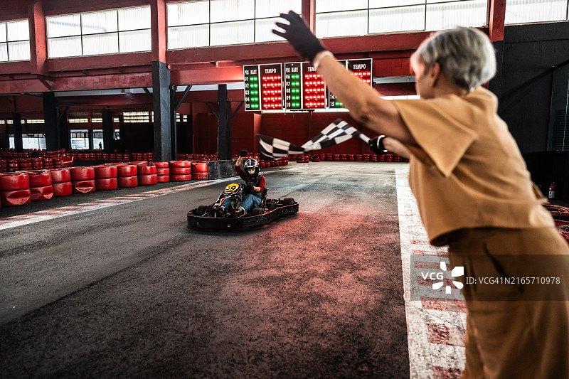 成熟的女人赢得卡丁车比赛图片素材