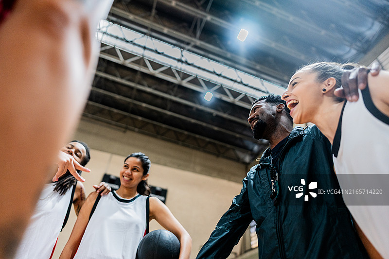 篮球教练在篮球场与球员交谈图片素材