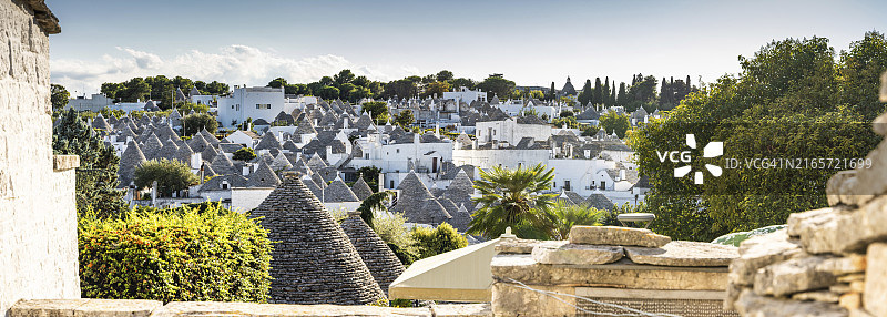 在意大利普利亚阿尔贝罗贝洛特鲁利小镇享受阳光夏日假期图片素材
