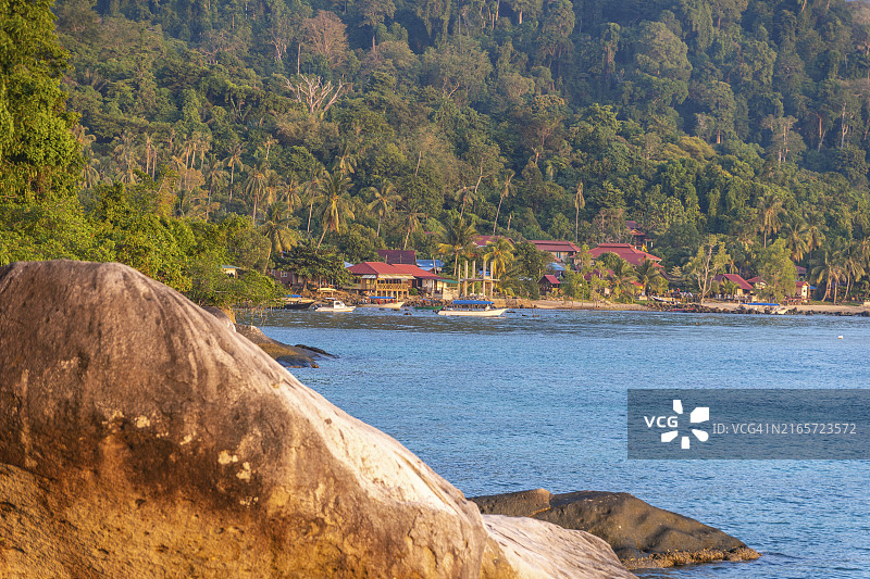 从刁曼岛的ABC海滩到猴子海滩的雨林徒步旅行图片素材