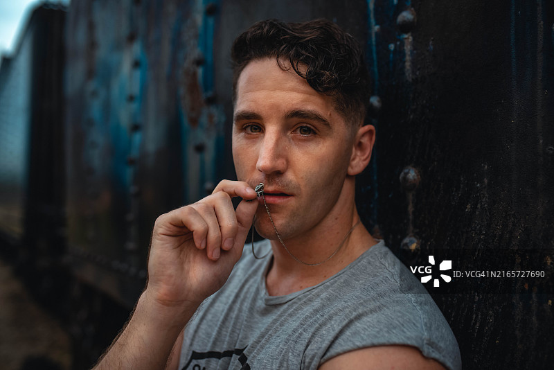 亲吻项链的年轻男子肖像，美国印第安纳州埃尔克哈特图片素材