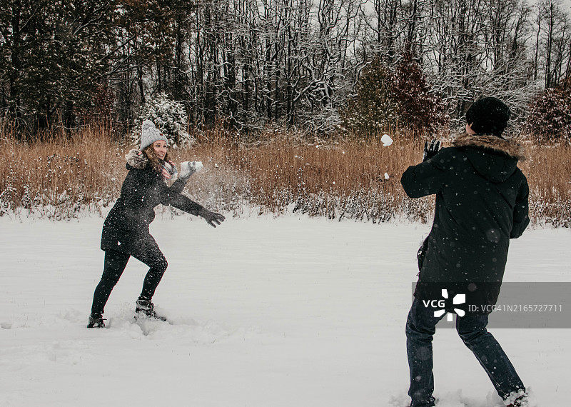 在冬季参与冰雪活动的白人夫妇，地点：美国印第安纳州南本德图片素材