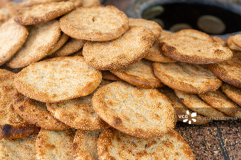 中国新疆乌鲁木齐的维吾尔族馕图片素材