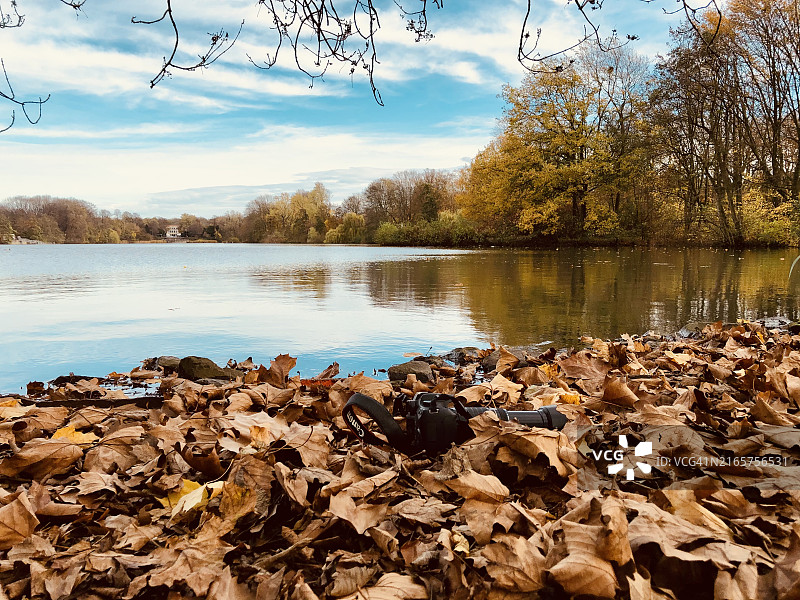 德国盖尔森基兴比尔的湖泊对天空的景色图片素材