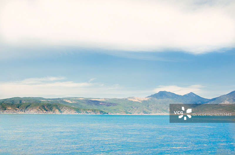 大海对着天空的美景图片素材