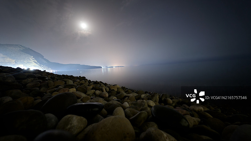 夜晚大海对着天空的美景图片素材